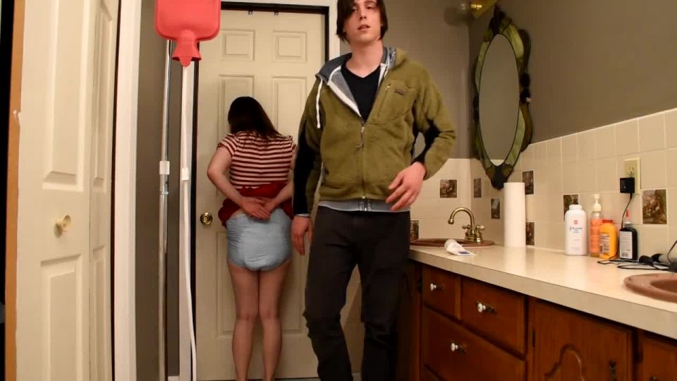 DiaperedonlineDavid Taylor P Taylor castigado en el baño