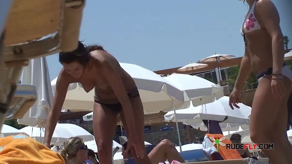 Plage Voyeur: Strand Voyeur: Pierced Bra-Stuffers