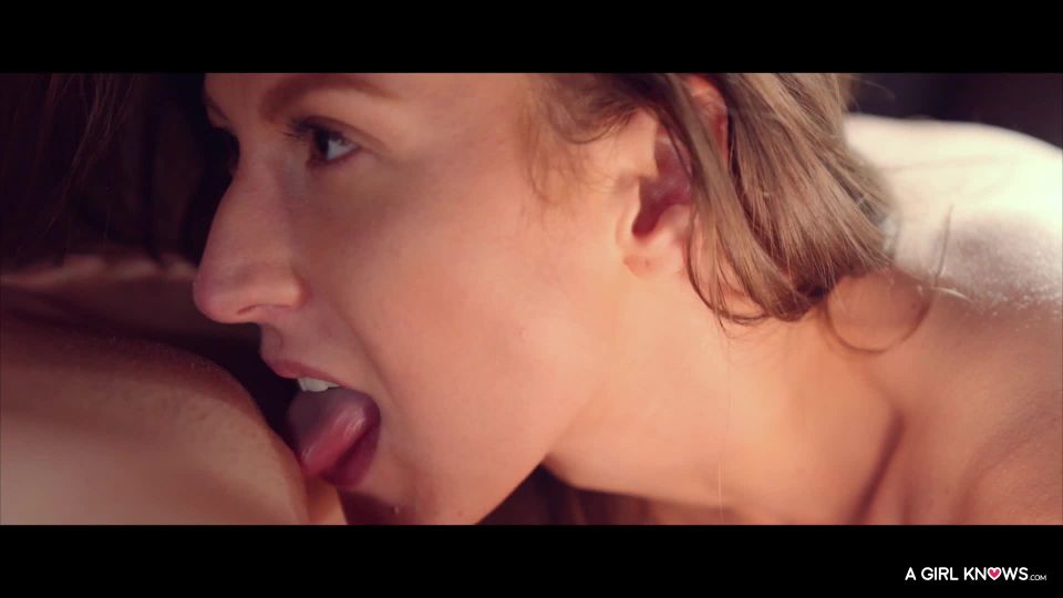 Beautiful lesbian seduces and bangs waitress(Hardcore porn)