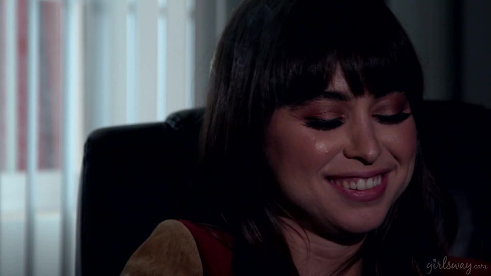 Kenna James, Riley Reid El caso de las misteriosas bragas (pequeñas tetas)