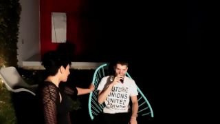 Coño de milf Perla López follada por un puño de joven.