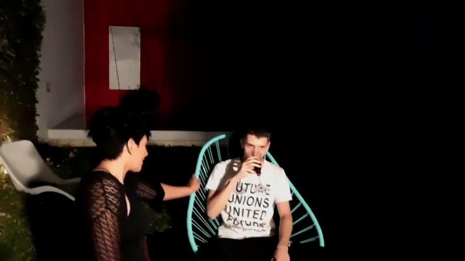 Coño de milf Perla López follada por un puño de joven.