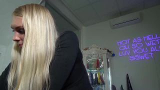 Siswet 19 / Huge blue horse dildo fully in her ass Downlo...