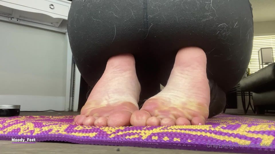 Algunos pies de yoga.