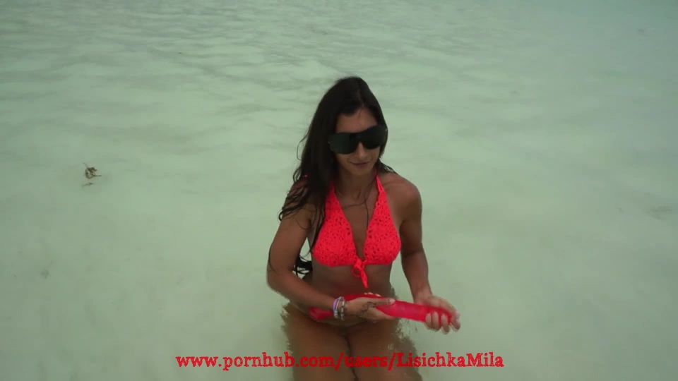 ¡Sexo en la playa en público!