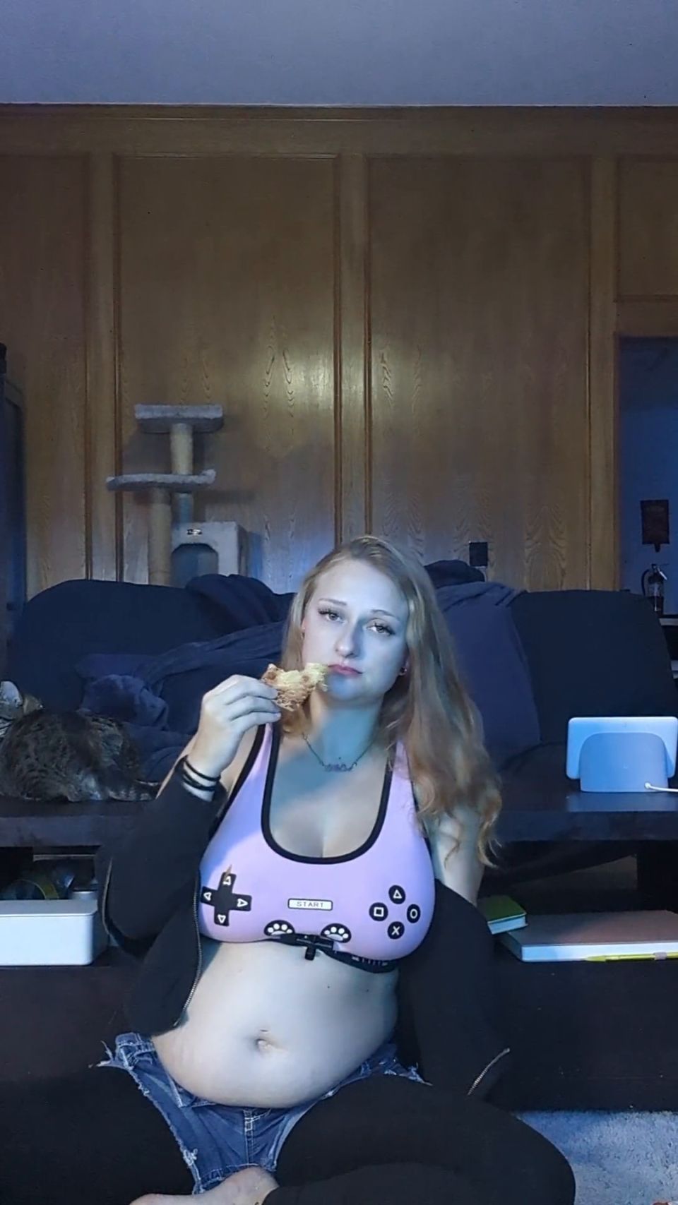 Vídeo 22 semanas embarazadas se come pizza entera y una hamburguesa de rosas espadas 1...