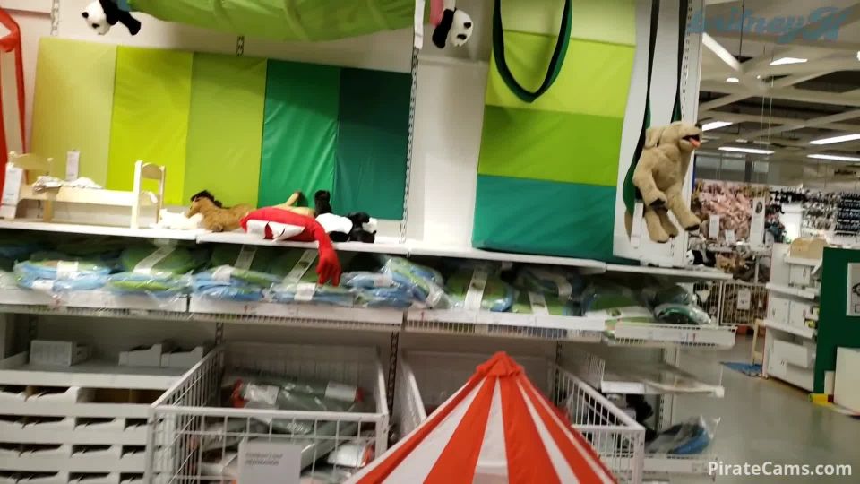 MyFreeCams Webcams Video presenta chica BRITKITTY en flashing público en la webcam IKEA