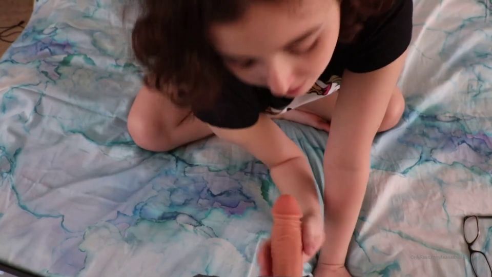 Leana Lovings - Paso Bro interrumpe mi sesión de juego (Mamada porno)