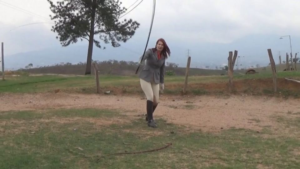 Femdom Porn Latin Beauties en tacones altos – El largo circo Whip POV – Diosa Joanna