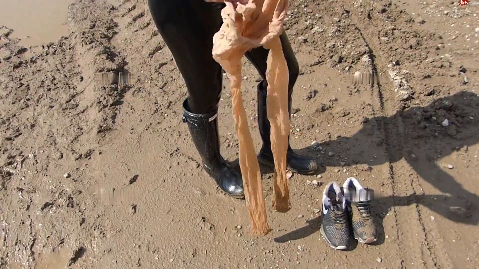 My Dirty Hobby: Shinylady2015 - Ich in wetllook Leggins und Gummistiefel crushe meine mega gei... - Germany