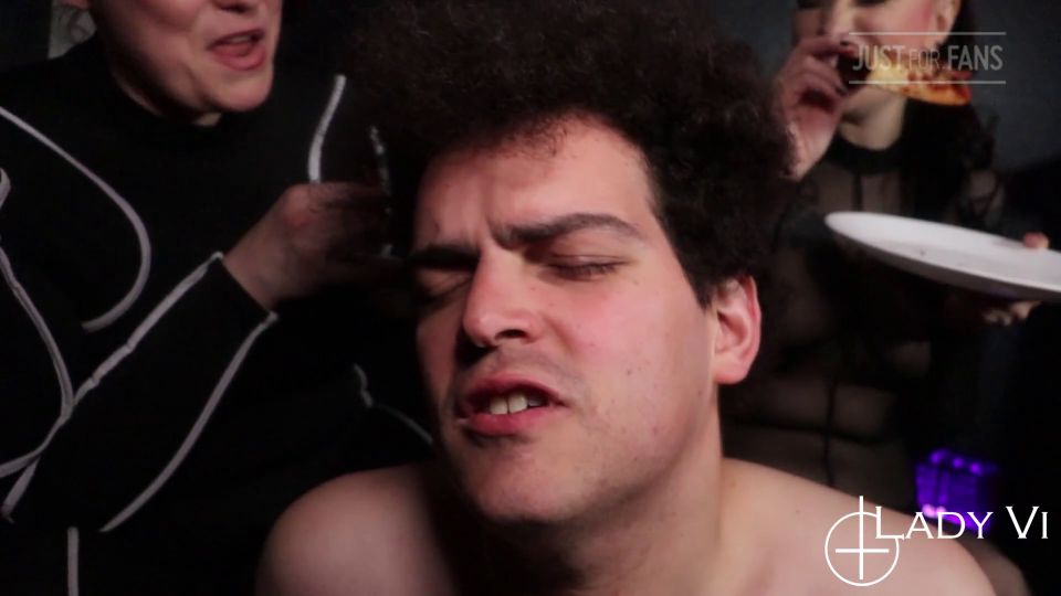 xxx video 16 nicolette karité pies fetiche pies porno satanatrix – Lady Vi, duquesa y Houseboy Aidan – Pizza Fucker  paja