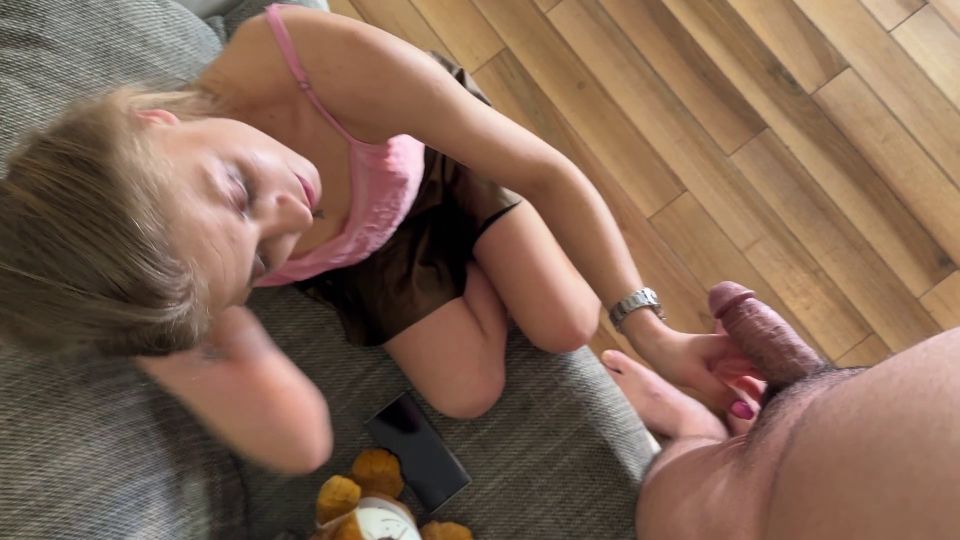 Bonnie - Importance Of Eye Contact - Handjob