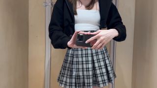 7180 Chica sexy Flash su coño en el centro comercial...