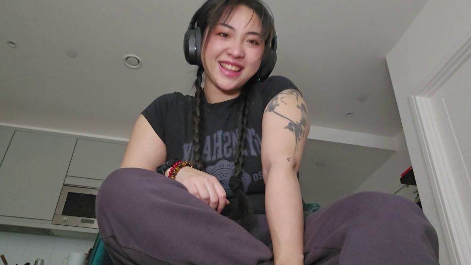 ClaudiaHon H265 2024-01-10 - Perra de pie para la chica del gimnasio Bratty