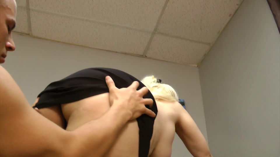 Estos tres queridos lo hacen trabajar para ellos.