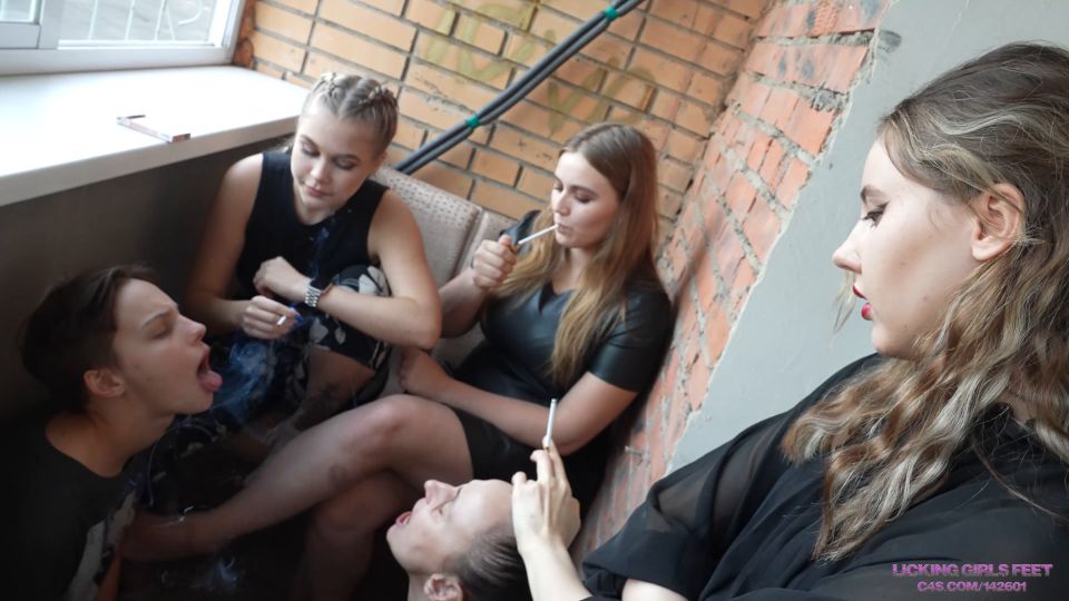 Lamer pies de chicas - Alsu, Nicole y Kate - Tiempo para una pausa de humo.