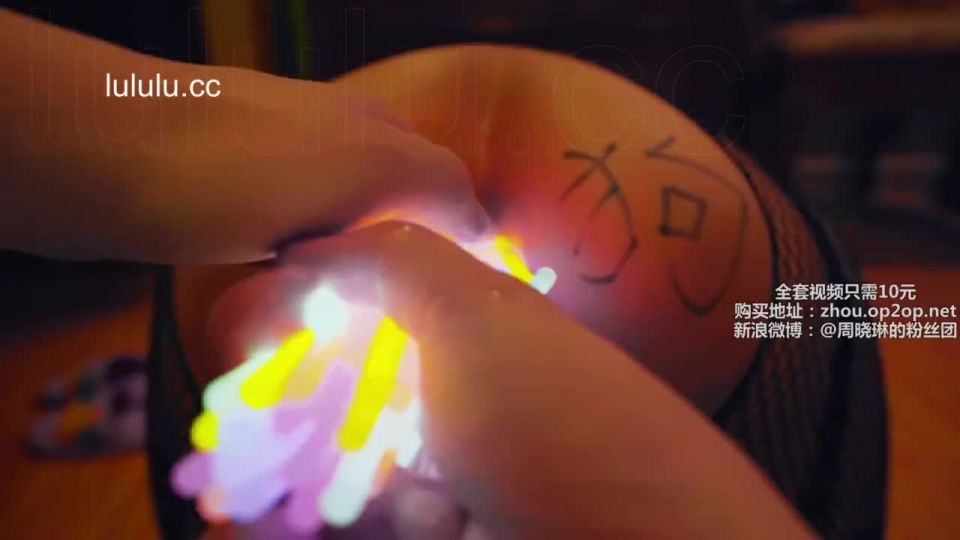 China Fisting Queen Zhou Xiaolin – Light Stick Fuck Imbéciles Puño!