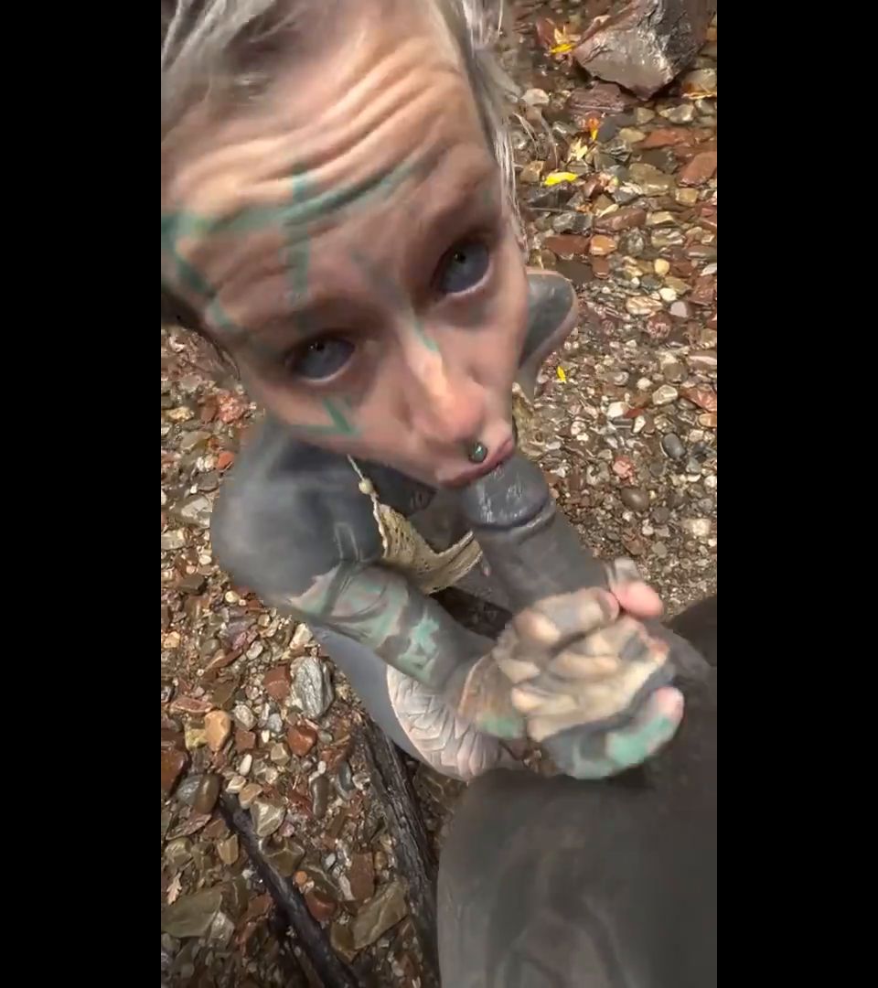 [K2S.CLUB] Anuskatzz - Tätowiertes Girl gibt Blowjob an einem Wasserfall - POV public - SD 608P