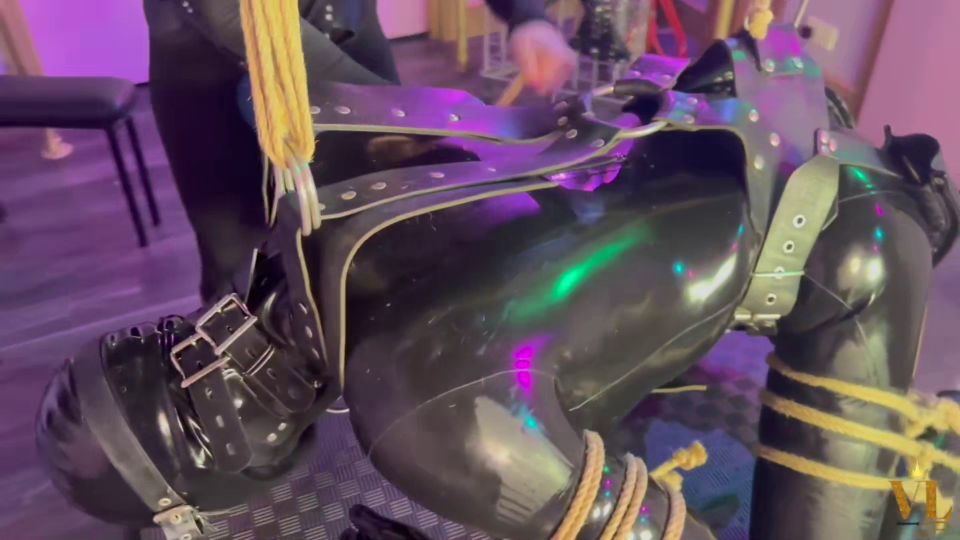 Suspended in rope for a good fisting -  chastity