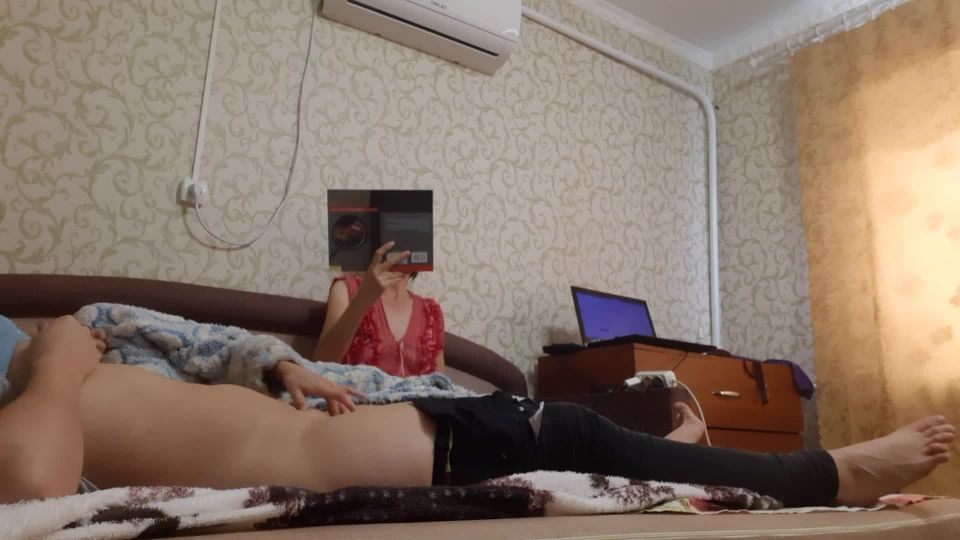 [Amateur] Пока моя мачеха читала книгу в слух, мы со сводной сестрой трахались рядом