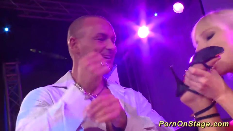 Grupo de sexo en el escenario de la exhibición pública - público