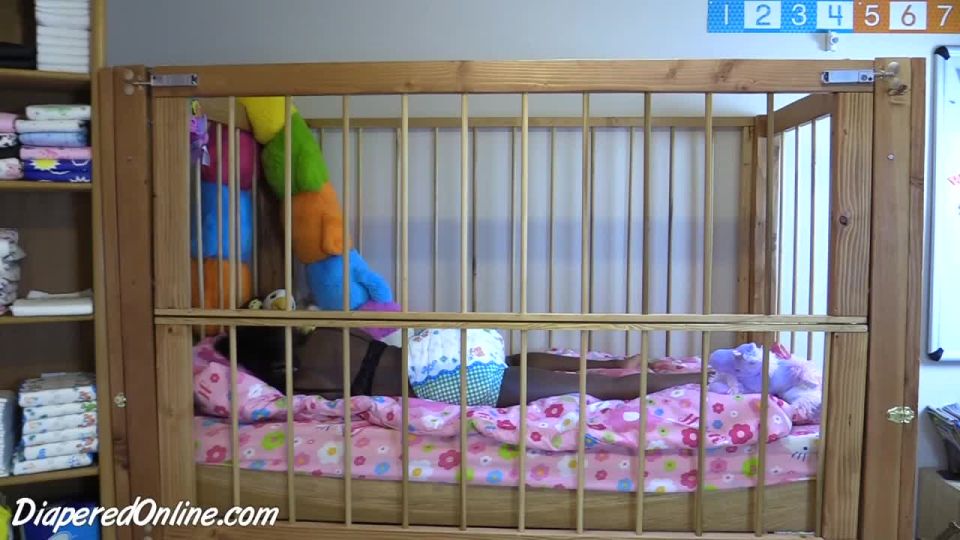 DiaperedonlineIris Iris encerrado en la cuna