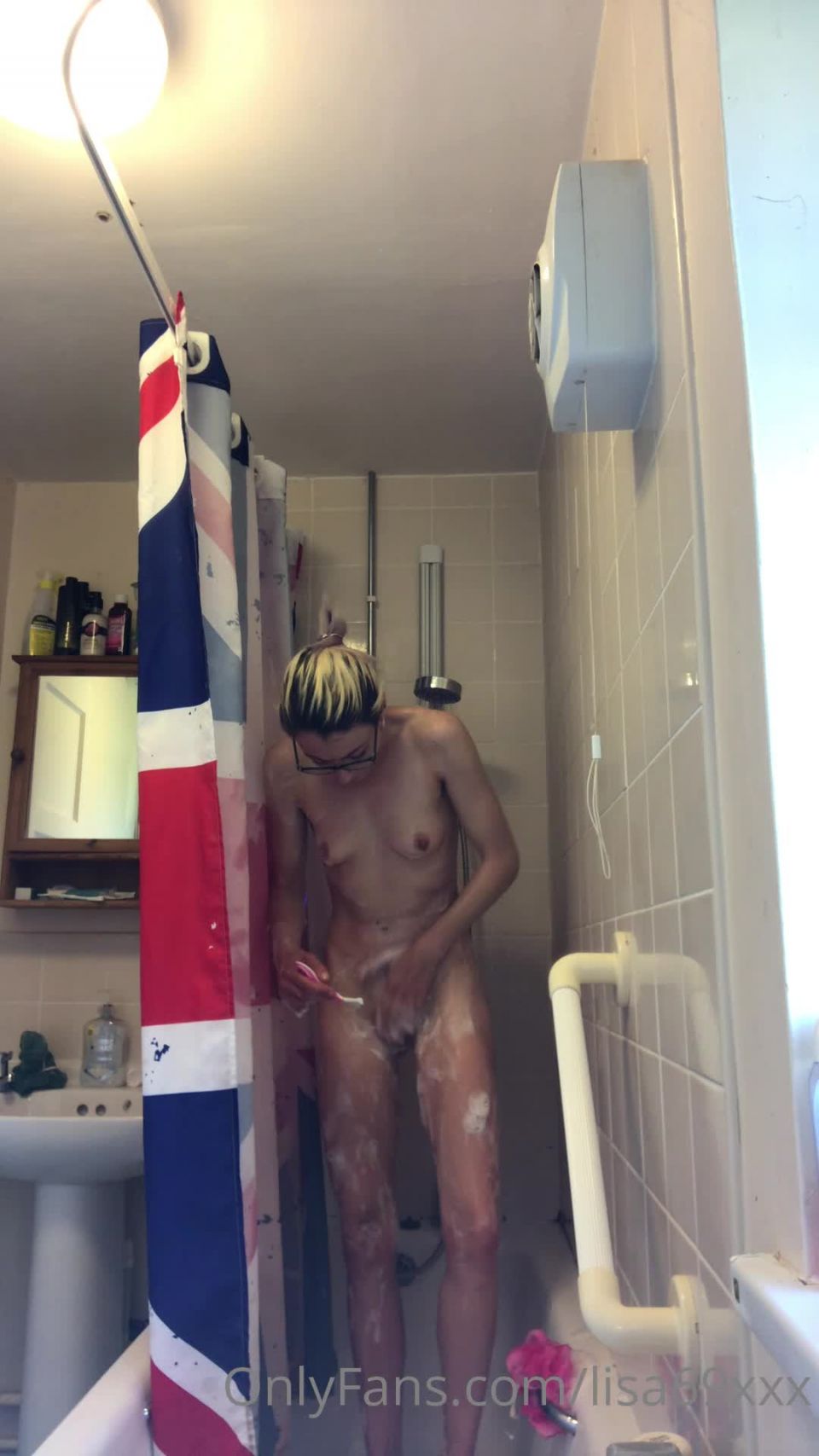 Onlyfans - Lisa69xxx - A Sunday morning shower and shave - 19-07-2021