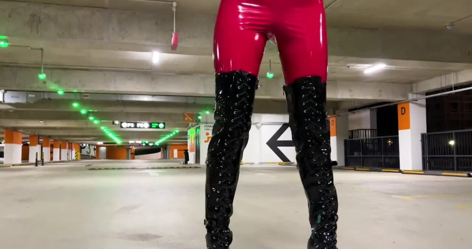 MylatexbabyOlga Tarletskaya Paseo de aparcamiento en rojo de vinilo, látex y botas de tacón alto