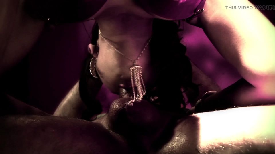 Elle se aceita y se lleva toda la polla que pueda...