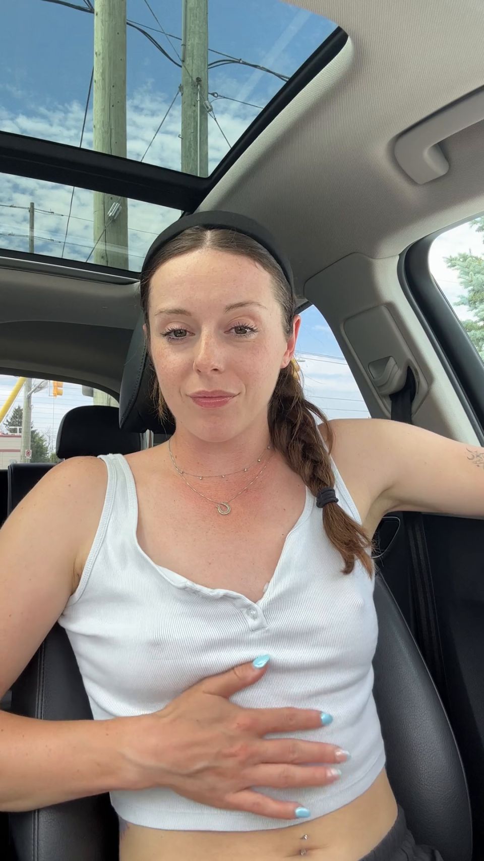 Nadia Foxx ¡Prueba un vibrador nuevo lindo en un estacionamiento ocupado!