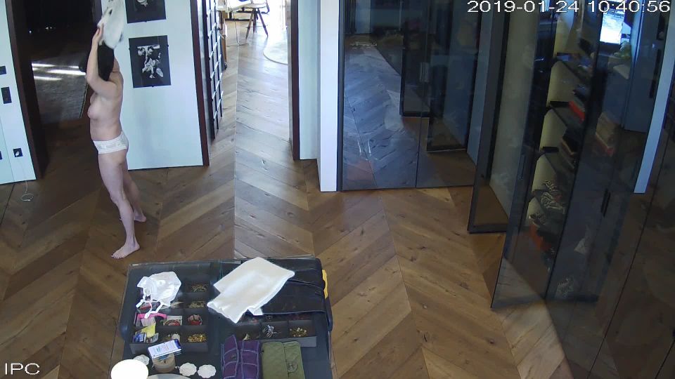 mature_lady_in_the_room_1