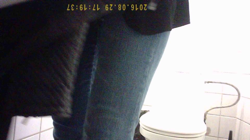 Voyeur – Student Restroom 146 - (Webcam)