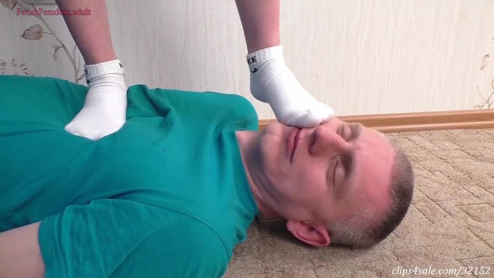 online clip para adultos 26 Furiosas Chicas - Joven willy hace que el hombre su esclavo y rudamente pasos en él - HD 720p - pisotear - femdom porno significa femdom