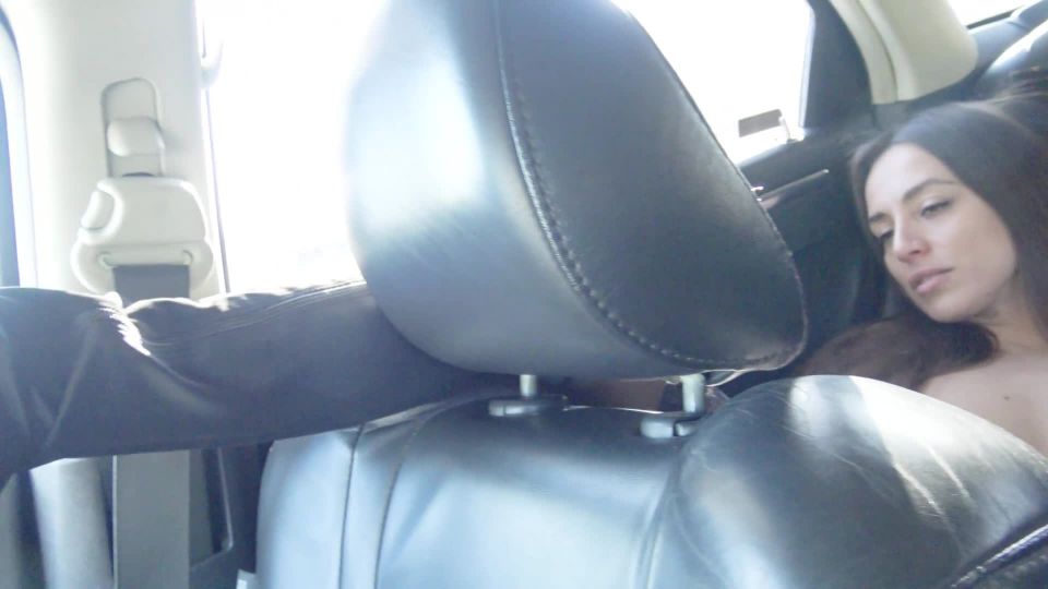 Dominikac en el coche caliente