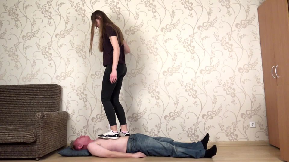 [GetFreeDays.com] Erin - Sneakers Trampling and Jumping k2s foot fetish