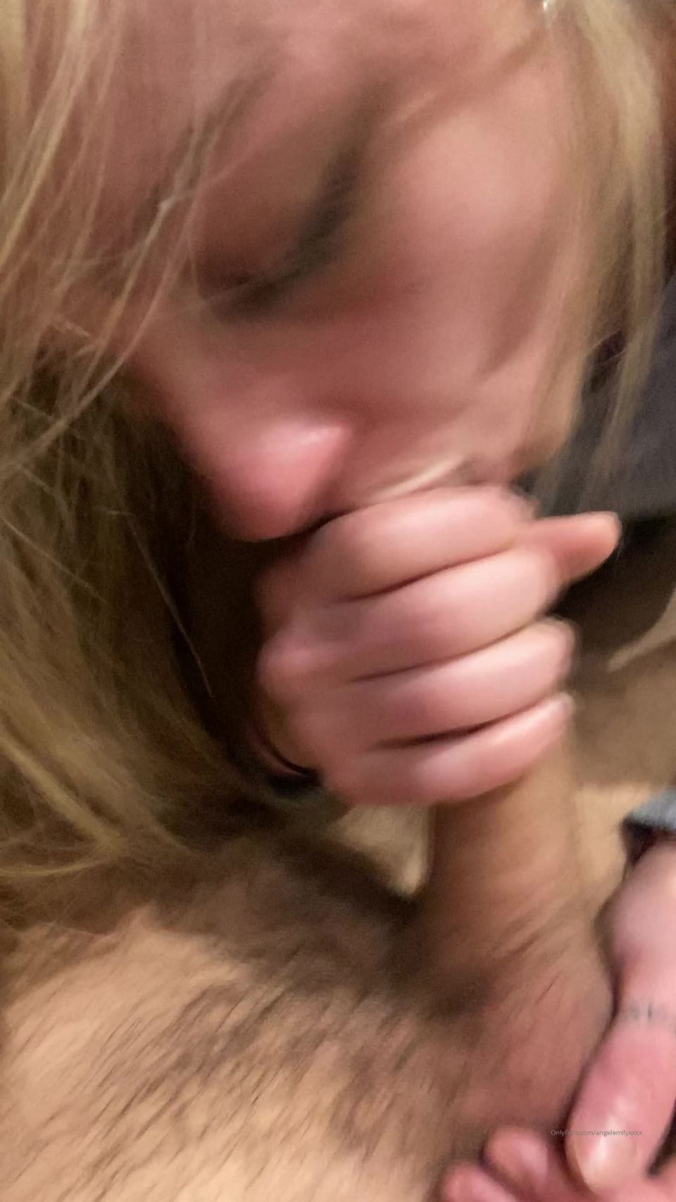 Angel Emily - angelemilyxxxx () Angelemilyxxxx - petite pipe la montagne avant de dormir quickly blowjob in the mountain before to 11-02-2020