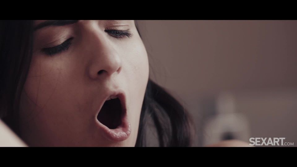 Antonia sainz, moona snake – hungrily (2021)