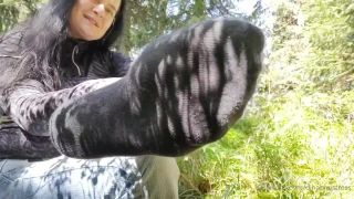 Huele mis calcetines y adora mis pies cansados y hermosos.