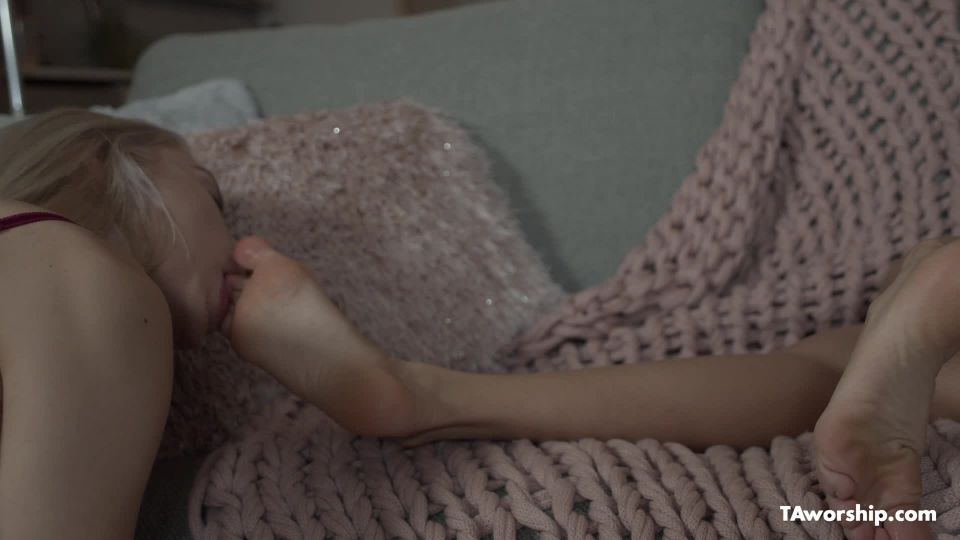 xxx video clip 32 pies fetiche dominatrix pies porno  TAWorship – Distraído por Aiden  pie