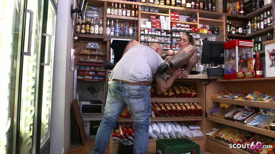 6203 alemán viejo tipo Egon Kowalski hablar gran trasero entintado perra M...