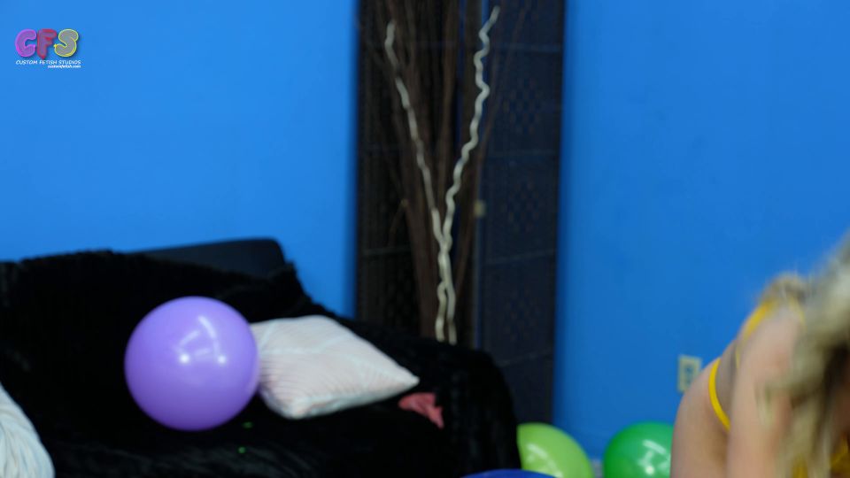 Custom Fetish - Bunny s Fingernail Balloon Popping 4K - Fetish