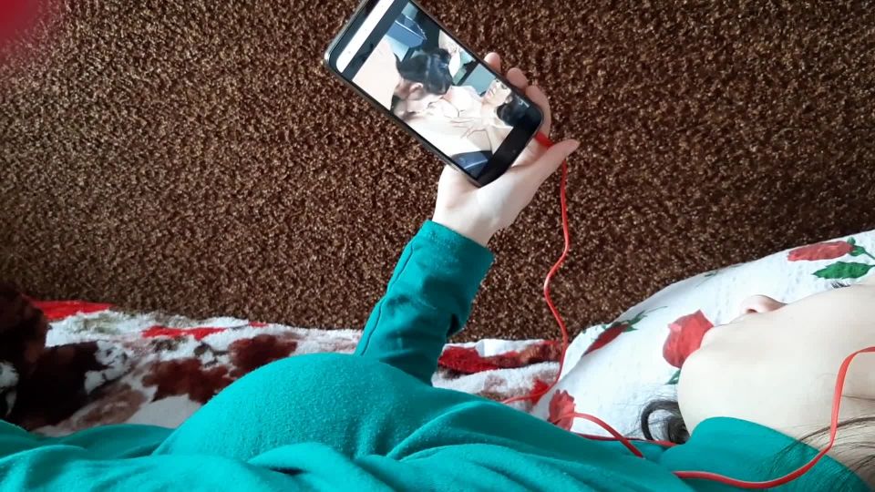 [Amateur] Она в наушниках смотрела порно, а я сзади втихаря трахала себя вибратором, пока не кончила