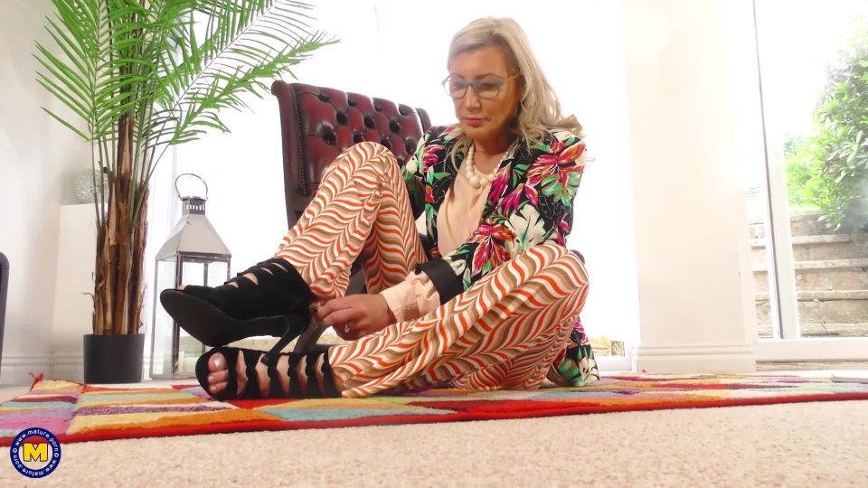 7782 Rosie XT EU 55 - Mami traviesa y delgada con tetas pequeñas pla...