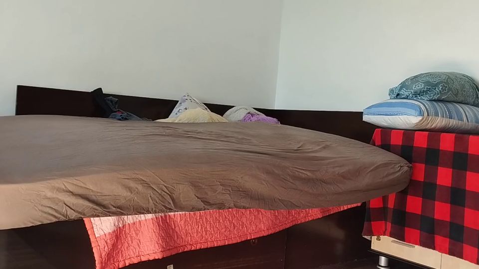 HairyMaid - Une femme amateur s'amuse à ensayer des vêtements et à les couper. Une femme amateur danse nue dans