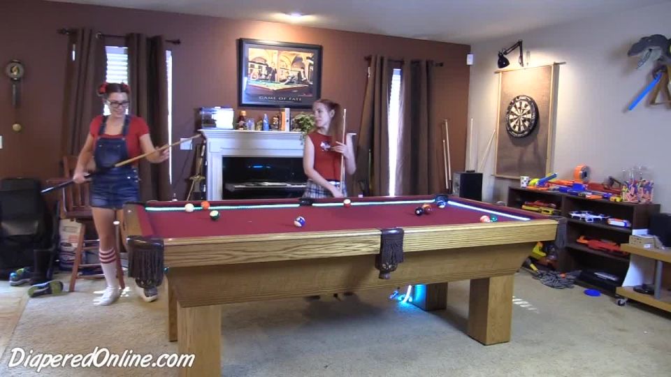 DiaperedonlineLolly Muffin Muffin Lolly jugando al billar
