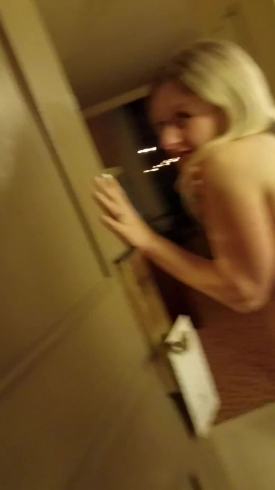 clip en línea para adultos 15 Topless en el hall en webcam