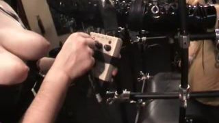 Aliceinbondageland com H265Cage suspendido CMT eléctrico Parte 3 Polla ordeñando Techno Tortura AliceInBonadgeLand