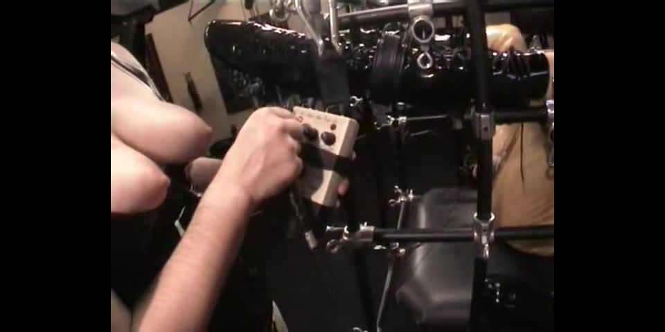 Aliceinbondageland com H265Cage suspendido CMT eléctrico Parte 3 Polla ordeñando Techno Tortura AliceInBonadgeLand