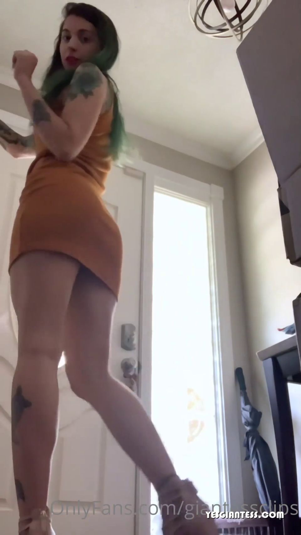 Más grande que la vida - Mias Slave protagonizada por Mia Hope (Porno fetiche)