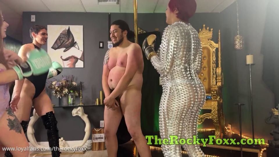 Señora Kayla y señora Sasha bolsa de puñetazos humanos se hace útil por conseguir golpe de todos los ángulos Diosa Rocky Foxx (Porno femenino)